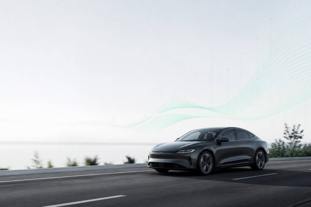 Berline électrique moderne roulant sur une route dégagée au coucher du soleil