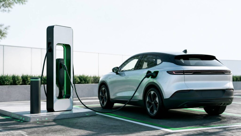 Borne de recharge électrique dans un parking extérieur avec voiture branchée