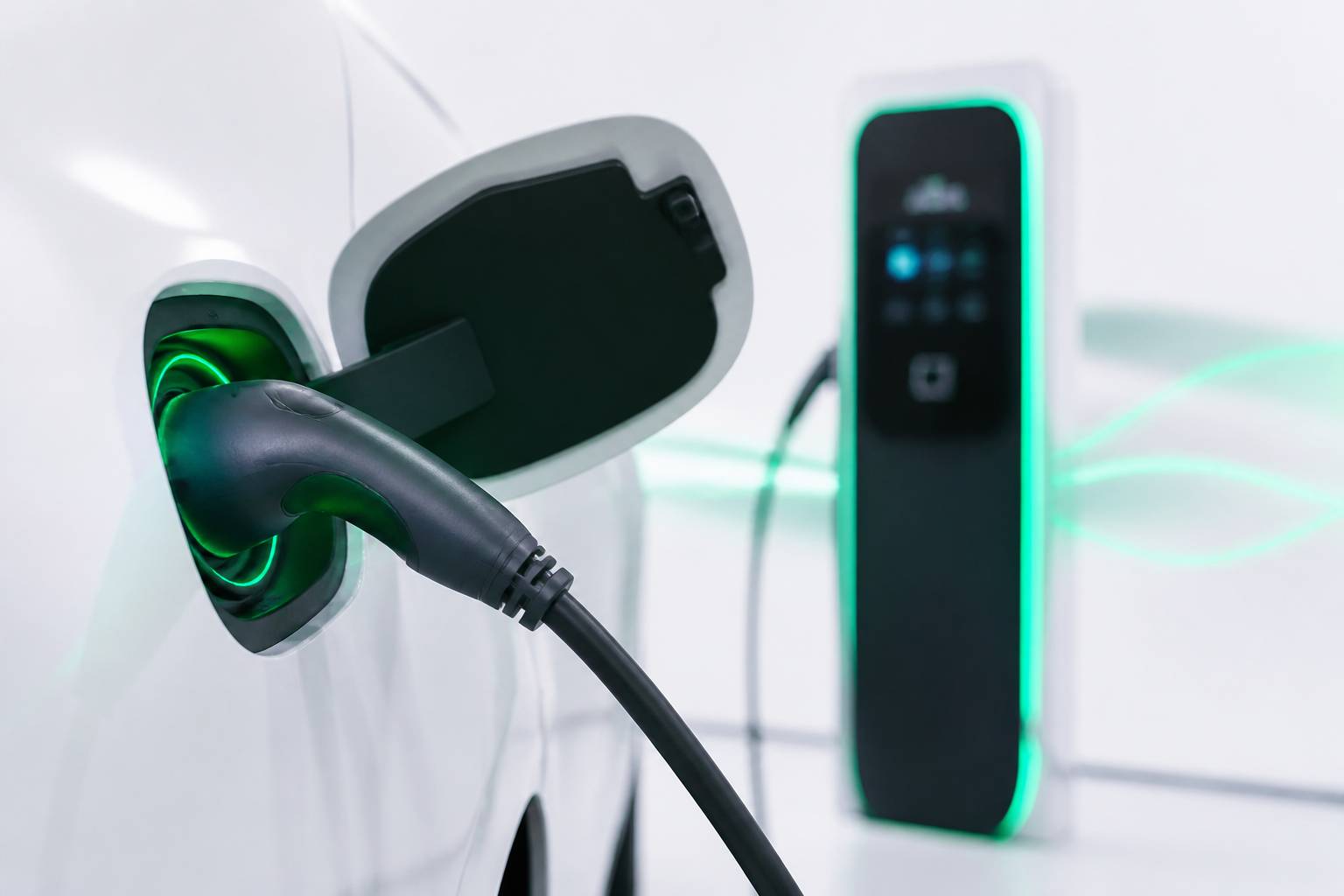 Câble de recharge branché sur un véhicule hybride