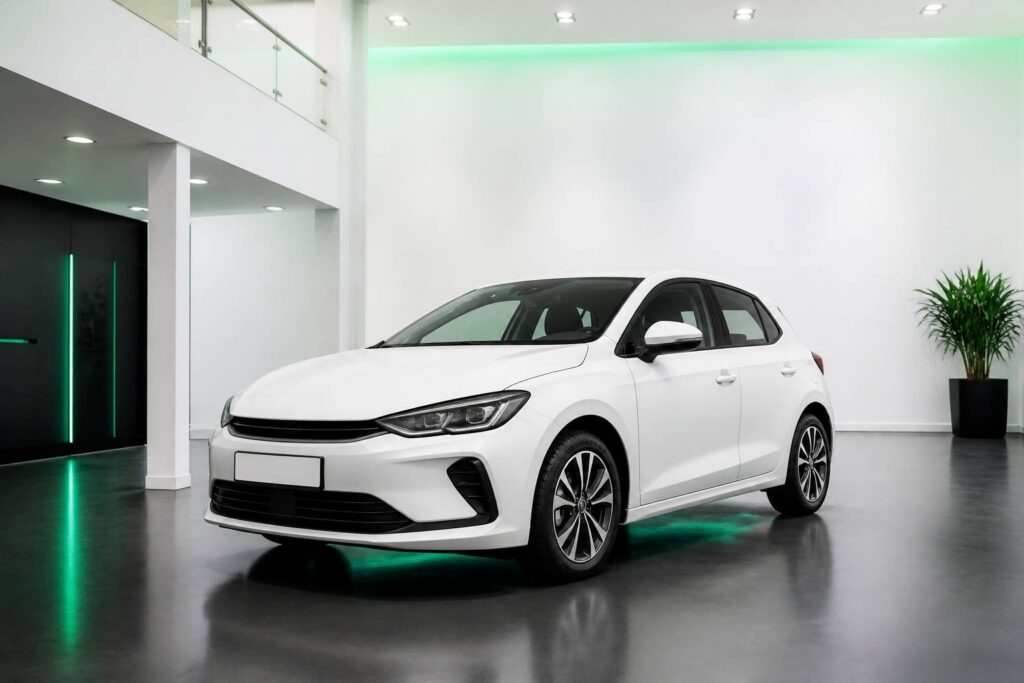 Citadine hybride blanche moderne dans un showroom clair et épuré