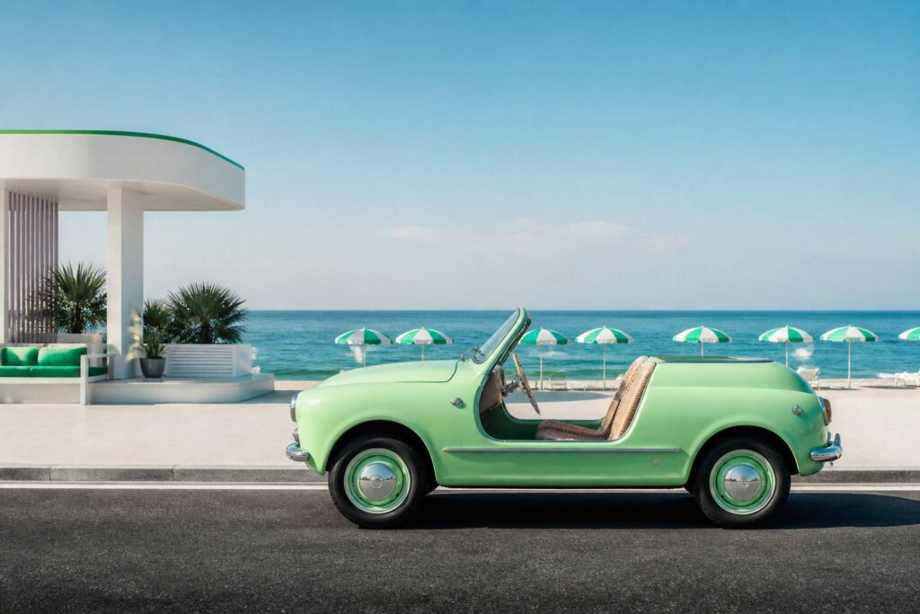Petite voiture électrique vintage le long d'une route côtière