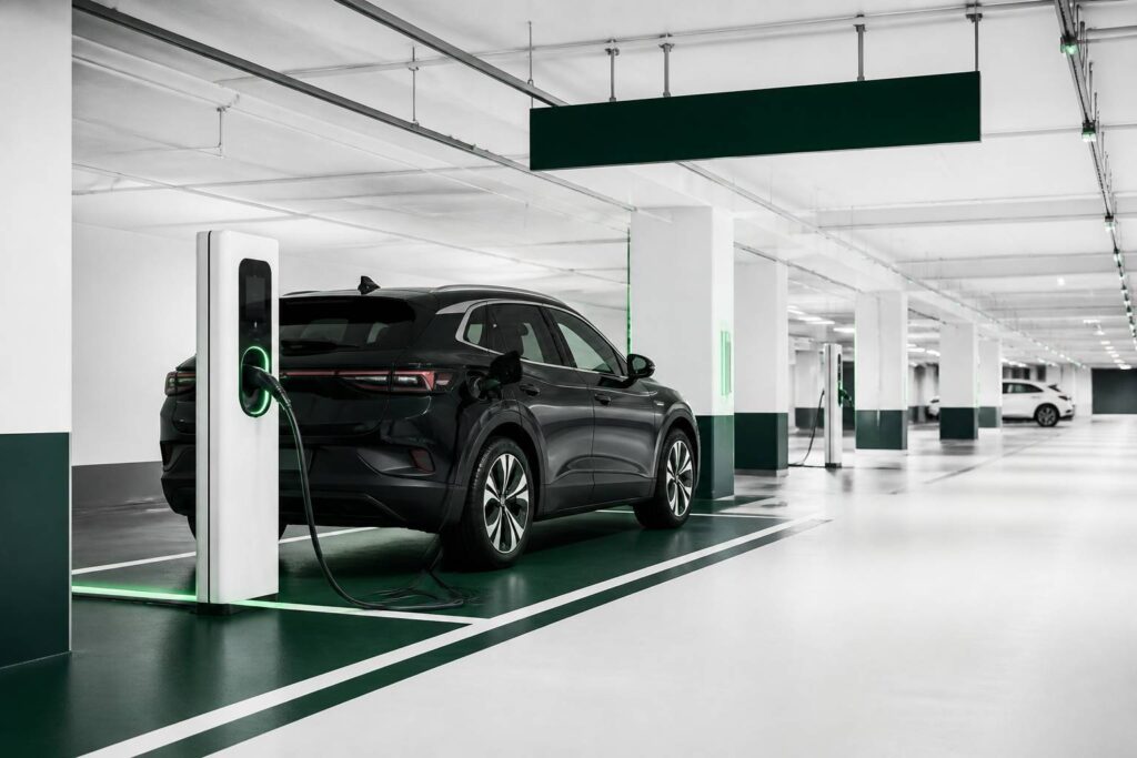Voiture électrique branchée à une borne dans un parking couvert