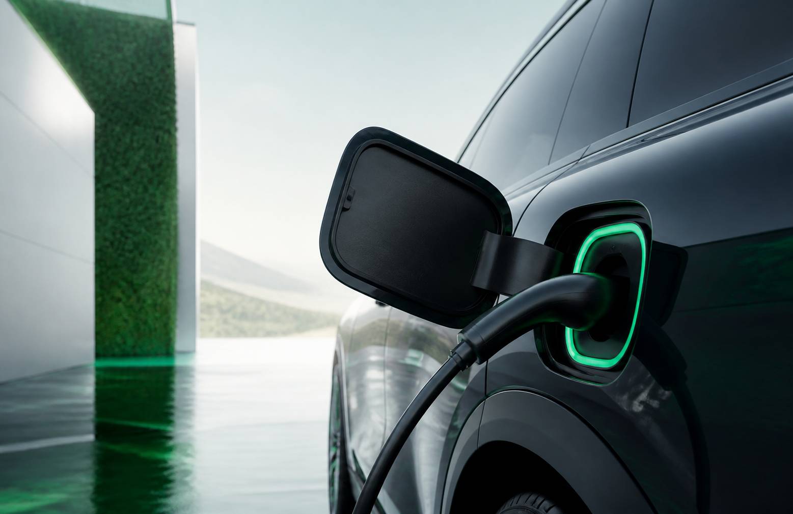 Main branchant un câble de recharge sur un SUV électrique