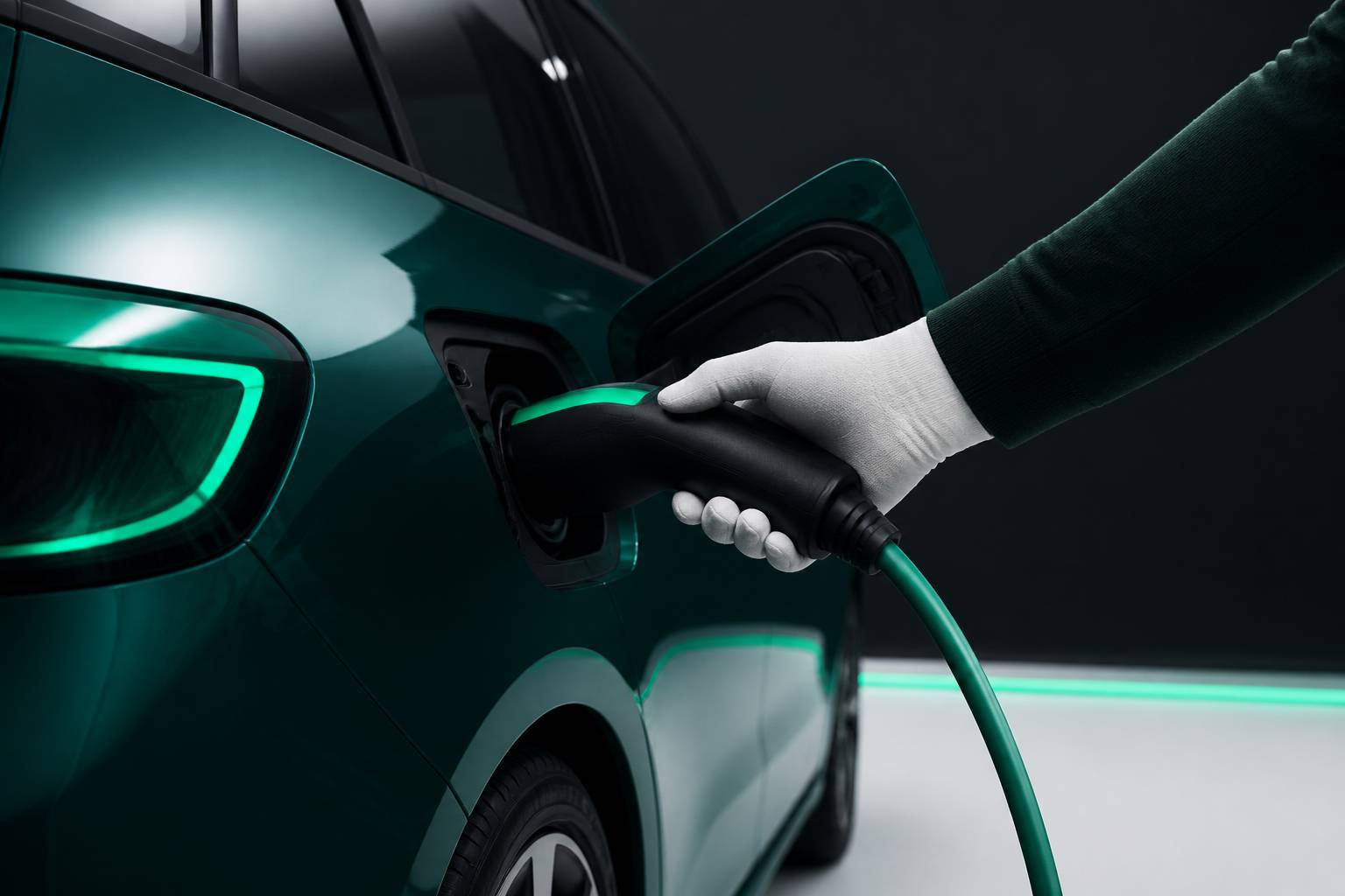 Trappe de recharge ouverte avec connecteur branché sur une voiture électrique