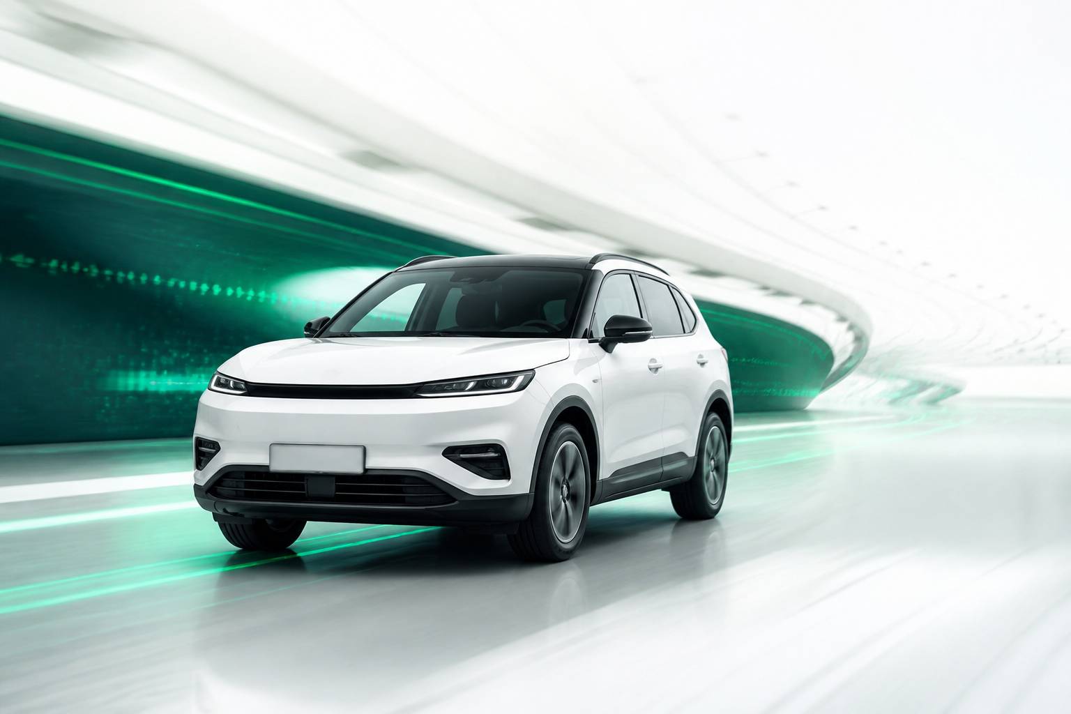 Avant d'un SUV générique avec une calandre sobre et des optiques fines