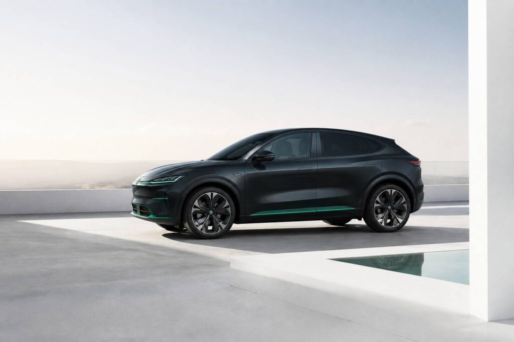 SUV électrique générique profilé sur une route moderne