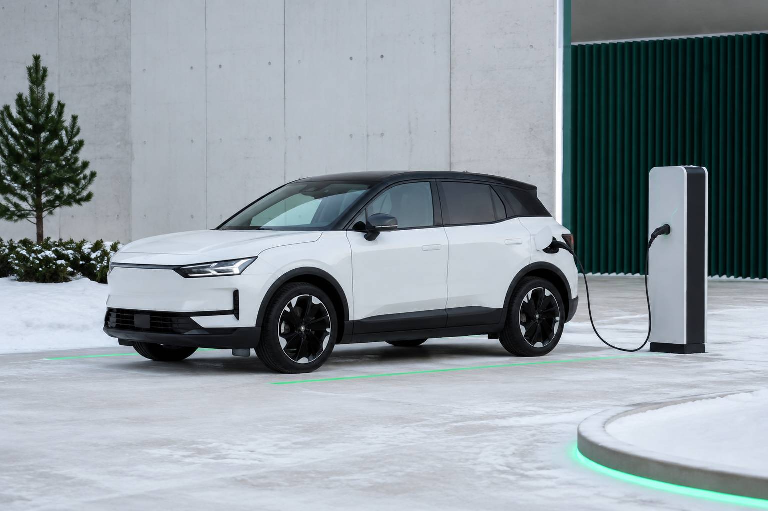 SUV électrique blanc générique branché à une borne de recharge sans logo en hiver