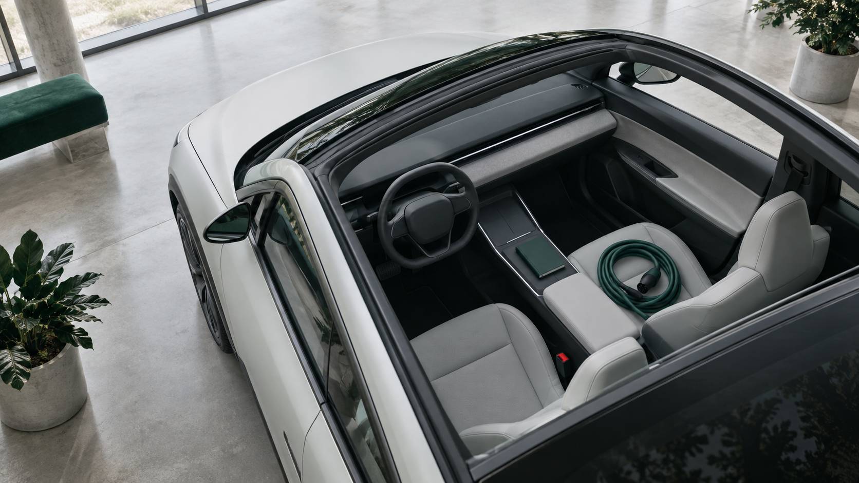 Interieur de voiture eteint avec volant sobre et cable de recharge